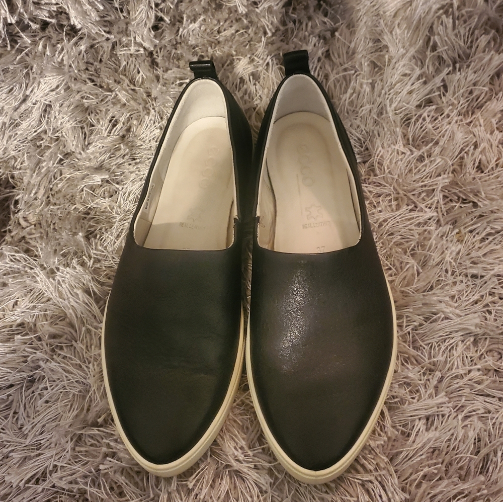 ECCO Gillian point toe black leather slip on sneaker sz 37